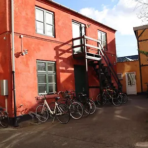 Charming Red Courtyard Apartament