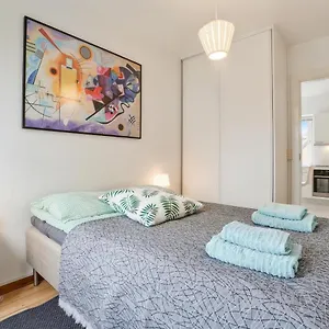 Cosy Apt. In Near Airport- Metro-beach. Apartment